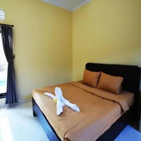 Oyo Flagship 91237 Ratu Guest House Kedunganan Exterior photo